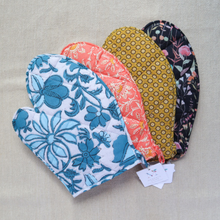 Load image into Gallery viewer, Decorative Oven Mitts
