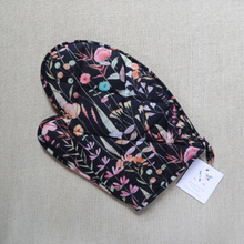 Load image into Gallery viewer, Decorative Oven Mitts